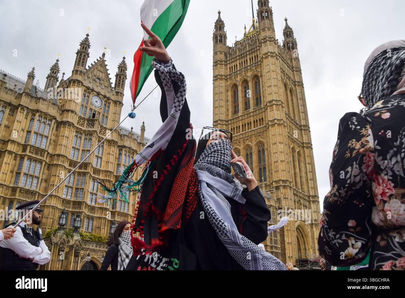 Londra, Regno Unito. 4 giugno 2025. I manifestanti pro-palestinesi si riuniscono fuori dalle camere del Parlamento chiedendo un embargo sulle armi contro Israele, che Israele interrompa i suoi attacchi a Gaza e che gli aiuti vengono erogati alla popolazione affamata. Centinaia di manifestanti tenevano un lungo tessuto rosso intorno al parlamento, simboleggiando le "linee rosse” attraversate da Israele. Crediti: Vuk Valcic/Alamy Live News Foto Stock