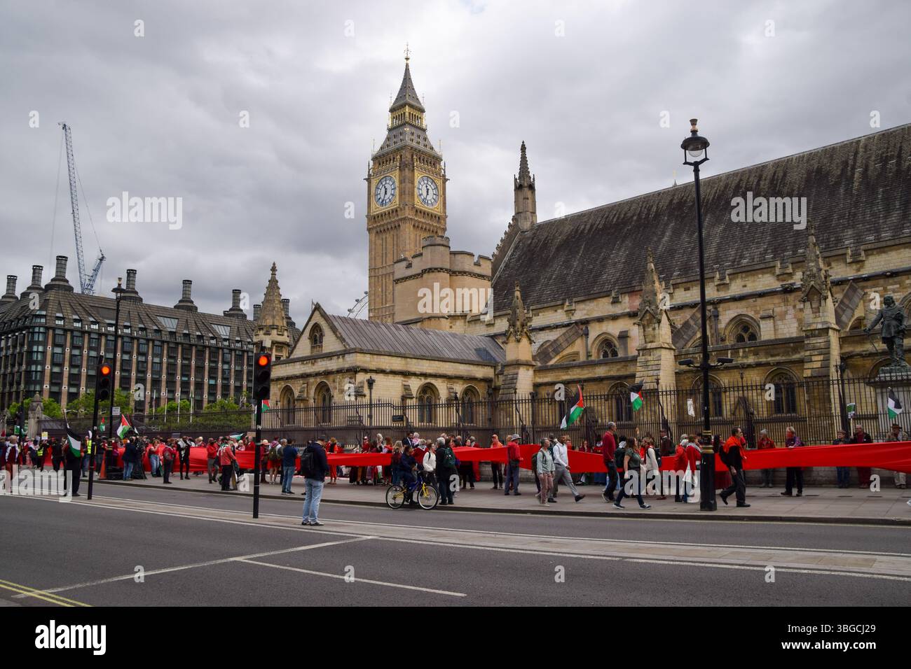 Londra, Regno Unito. 4 giugno 2025. I manifestanti pro-palestinesi si riuniscono fuori dalle camere del Parlamento chiedendo un embargo sulle armi contro Israele, che Israele interrompa i suoi attacchi a Gaza e che gli aiuti vengono erogati alla popolazione affamata. Centinaia di manifestanti tenevano un lungo tessuto rosso intorno al parlamento, simboleggiando le "linee rosse” attraversate da Israele. Crediti: Vuk Valcic/Alamy Live News Foto Stock