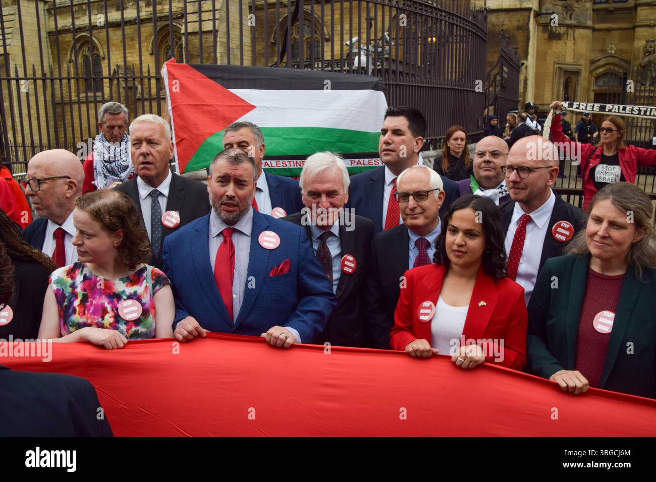 Londra, Regno Unito. 4 giugno 2025. Vari parlamentari, tra cui John McDonnell, Richard Burgon, Neil Duncan-Jordan, Brian Leishman, Rachael Maskell e Nadia Whittome si uniscono ai manifestanti pro-palestinesi al di fuori delle camere del Parlamento chiedendo un embargo sulle armi contro Israele, che Israele interrompa i suoi attacchi a Gaza e che gli aiuti vengono erogati alla popolazione affamata. Centinaia di manifestanti tenevano un lungo tessuto rosso intorno al parlamento, simboleggiando le "linee rosse” attraversate da Israele. Crediti: Vuk Valcic/Alamy Live News Foto Stock