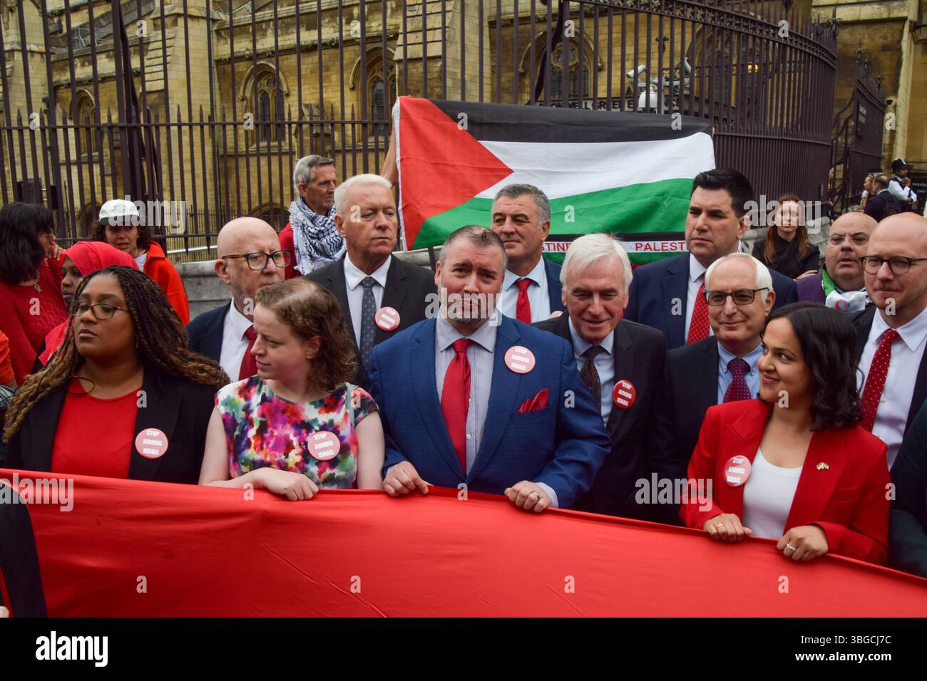 Londra, Regno Unito. 4 giugno 2025. Vari parlamentari, tra cui John McDonnell, Richard Burgon, Neil Duncan-Jordan, Brian Leishman, e Nadia Whittome si unisce ai manifestanti pro-palestinesi al di fuori delle camere del Parlamento che chiedono un embargo sulle armi contro Israele, che Israele interrompe i suoi attacchi a Gaza, e che gli aiuti vengono erogati per la popolazione affamata. Centinaia di manifestanti tenevano un lungo tessuto rosso intorno al parlamento, simboleggiando le "linee rosse” attraversate da Israele. Crediti: Vuk Valcic/Alamy Live News Foto Stock