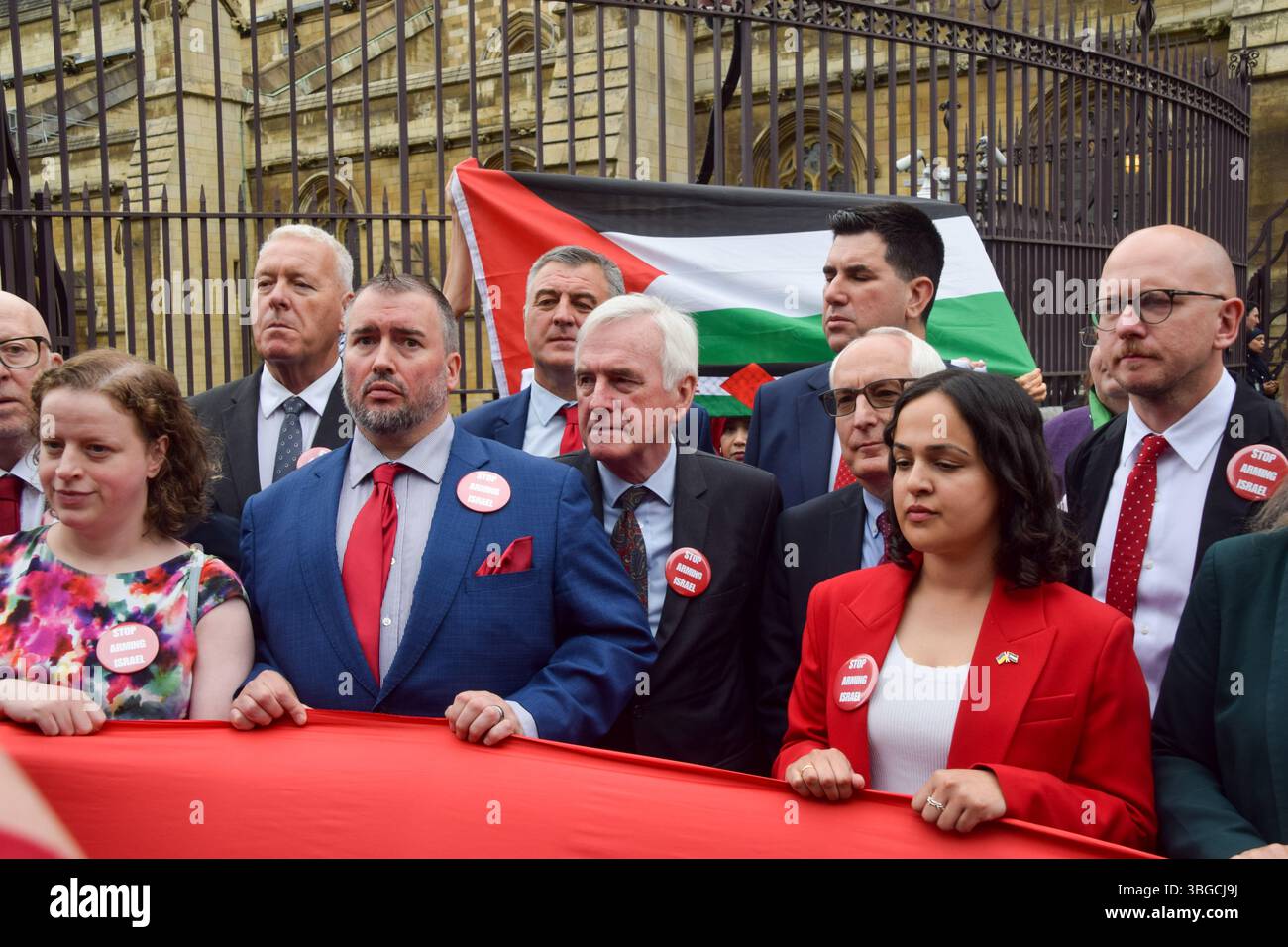 Londra, Regno Unito. 4 giugno 2025. Vari parlamentari, tra cui John McDonnell, Richard Burgon, Neil Duncan-Jordan, Brian Leishman, e Nadia Whittome si unisce ai manifestanti pro-palestinesi al di fuori delle camere del Parlamento che chiedono un embargo sulle armi contro Israele, che Israele interrompe i suoi attacchi a Gaza, e che gli aiuti vengono erogati per la popolazione affamata. Centinaia di manifestanti tenevano un lungo tessuto rosso intorno al parlamento, simboleggiando le "linee rosse” attraversate da Israele. Crediti: Vuk Valcic/Alamy Live News Foto Stock
