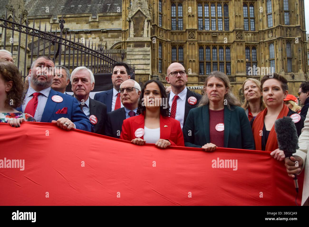 Londra, Regno Unito. 4 giugno 2025. Vari parlamentari, tra cui John McDonnell, Richard Burgon, Neil Duncan-Jordan, Brian Leishman, Rachael Maskell, Nadia Whittome e Carla Denyer si uniscono ai manifestanti pro-palestinesi al di fuori delle camere del Parlamento chiedendo un embargo sulle armi contro Israele, che Israele interrompa i suoi attacchi a Gaza e che gli aiuti vengono erogati alla popolazione affamata. Centinaia di manifestanti tenevano un lungo tessuto rosso intorno al parlamento, simboleggiando le "linee rosse” attraversate da Israele. Crediti: Vuk Valcic/Alamy Live News Foto Stock