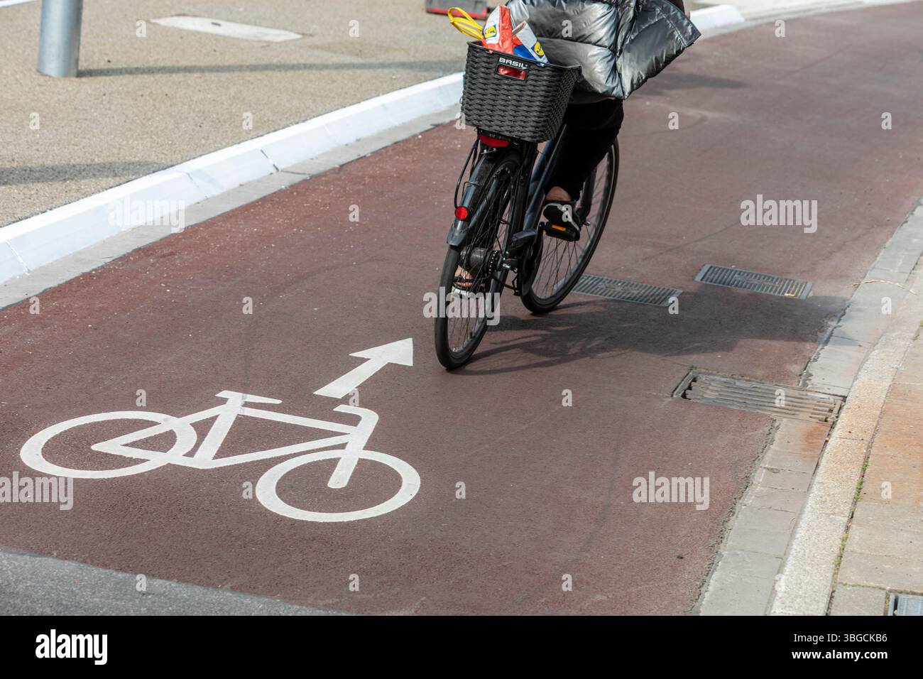 Nuove piste ciclabili nel centro di Düsseldorf, parte della inversione di marcia dei trasporti Foto Stock
