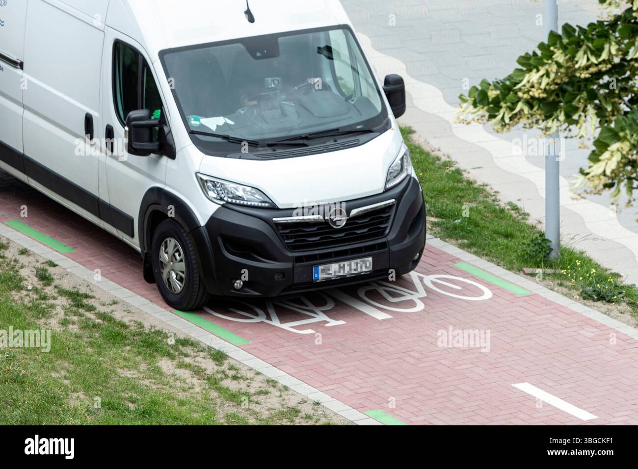 Nuova pista ciclabile presso il Rheinknie Bridge e il Parlamento statale, sulla pista ciclabile Foto Stock