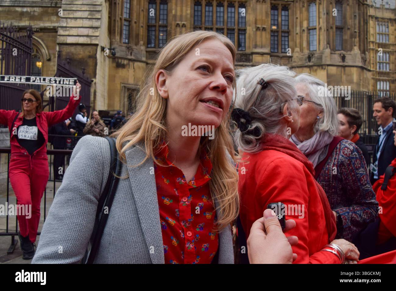 Londra, Regno Unito. 4 giugno 2025. Sian Berry, deputato del Partito Verde, parla ai media mentre i manifestanti pro-palestinesi si riuniscono fuori dalle camere del Parlamento chiedendo un embargo sulle armi contro Israele, che Israele interrompe i suoi attacchi a Gaza e che gli aiuti vengono erogati alla popolazione affamata. Centinaia di manifestanti tenevano un lungo tessuto rosso intorno al parlamento, simboleggiando le "linee rosse” attraversate da Israele. Crediti: Vuk Valcic/Alamy Live News Foto Stock