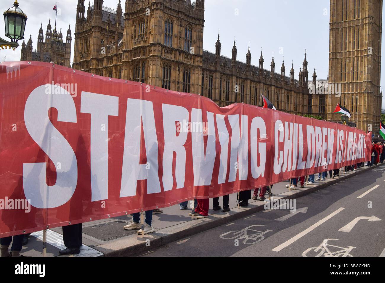 Londra, Regno Unito. 4 giugno 2025. I manifestanti pro-palestinesi si riuniscono fuori dalle camere del Parlamento chiedendo un embargo sulle armi contro Israele, che Israele interrompa i suoi attacchi a Gaza e che gli aiuti vengono erogati alla popolazione affamata. Centinaia di manifestanti tenevano un lungo tessuto rosso intorno al parlamento, simboleggiando le "linee rosse” attraversate da Israele. Crediti: Vuk Valcic/Alamy Live News Foto Stock