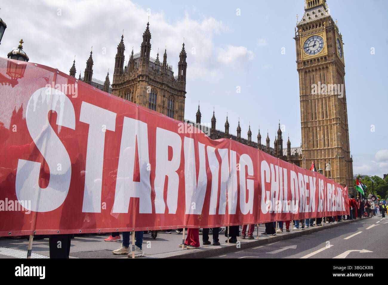 Londra, Regno Unito. 4 giugno 2025. I manifestanti pro-palestinesi si riuniscono fuori dalle camere del Parlamento chiedendo un embargo sulle armi contro Israele, che Israele interrompa i suoi attacchi a Gaza e che gli aiuti vengono erogati alla popolazione affamata. Centinaia di manifestanti tenevano un lungo tessuto rosso intorno al parlamento, simboleggiando le "linee rosse” attraversate da Israele. Crediti: Vuk Valcic/Alamy Live News Foto Stock