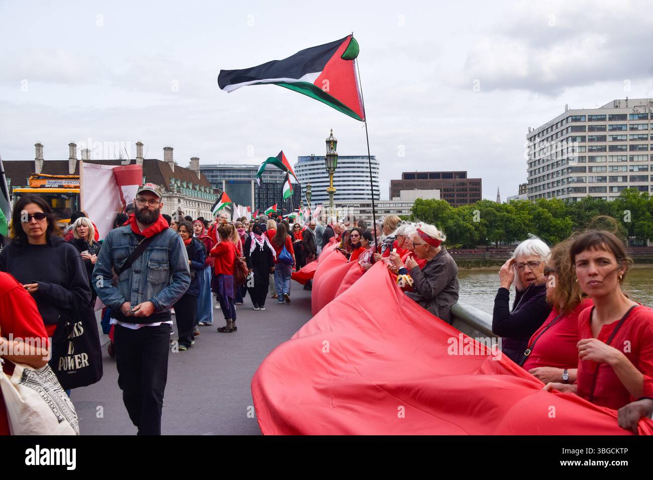 Londra, Regno Unito. 4 giugno 2025. I manifestanti pro-palestinesi si riuniscono fuori dalle camere del Parlamento chiedendo un embargo sulle armi contro Israele, che Israele interrompa i suoi attacchi a Gaza e che gli aiuti vengono erogati alla popolazione affamata. Centinaia di manifestanti tenevano un lungo tessuto rosso intorno al parlamento, simboleggiando le "linee rosse” attraversate da Israele. Crediti: Vuk Valcic/Alamy Live News Foto Stock