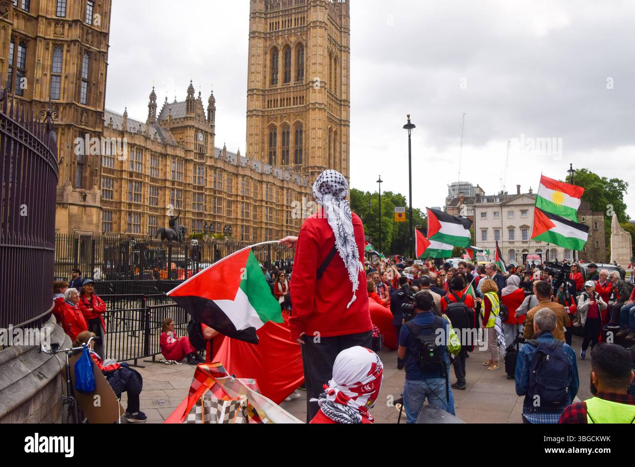 Londra, Regno Unito. 4 giugno 2025. I manifestanti pro-palestinesi si riuniscono fuori dalle camere del Parlamento chiedendo un embargo sulle armi contro Israele, che Israele interrompa i suoi attacchi a Gaza e che gli aiuti vengono erogati alla popolazione affamata. Centinaia di manifestanti tenevano un lungo tessuto rosso intorno al parlamento, simboleggiando le "linee rosse” attraversate da Israele. Crediti: Vuk Valcic/Alamy Live News Foto Stock
