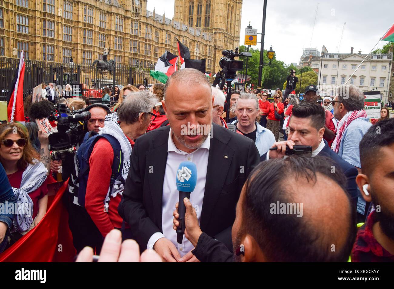 Londra, Regno Unito. 4 giugno 2025. L'ambasciatore della Palestina nel Regno Unito Husam Zomlot parla ai media mentre i manifestanti filo-palestinesi si riuniscono fuori dalle camere del Parlamento chiedendo un embargo sulle armi contro Israele, che Israele interrompe i suoi attacchi a Gaza e che gli aiuti vengono erogati alla popolazione affamata. Centinaia di manifestanti tenevano un lungo tessuto rosso intorno al parlamento, simboleggiando le "linee rosse” attraversate da Israele. Crediti: Vuk Valcic/Alamy Live News Foto Stock