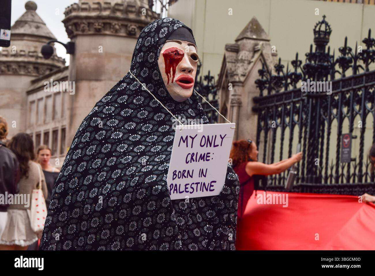 Londra, Regno Unito. 4 giugno 2025. I manifestanti pro-palestinesi si riuniscono fuori dalle camere del Parlamento chiedendo un embargo sulle armi contro Israele, che Israele interrompa i suoi attacchi a Gaza e che gli aiuti vengono erogati alla popolazione affamata. Centinaia di manifestanti tenevano un lungo tessuto rosso intorno al parlamento, simboleggiando le "linee rosse” attraversate da Israele. Crediti: Vuk Valcic/Alamy Live News Foto Stock