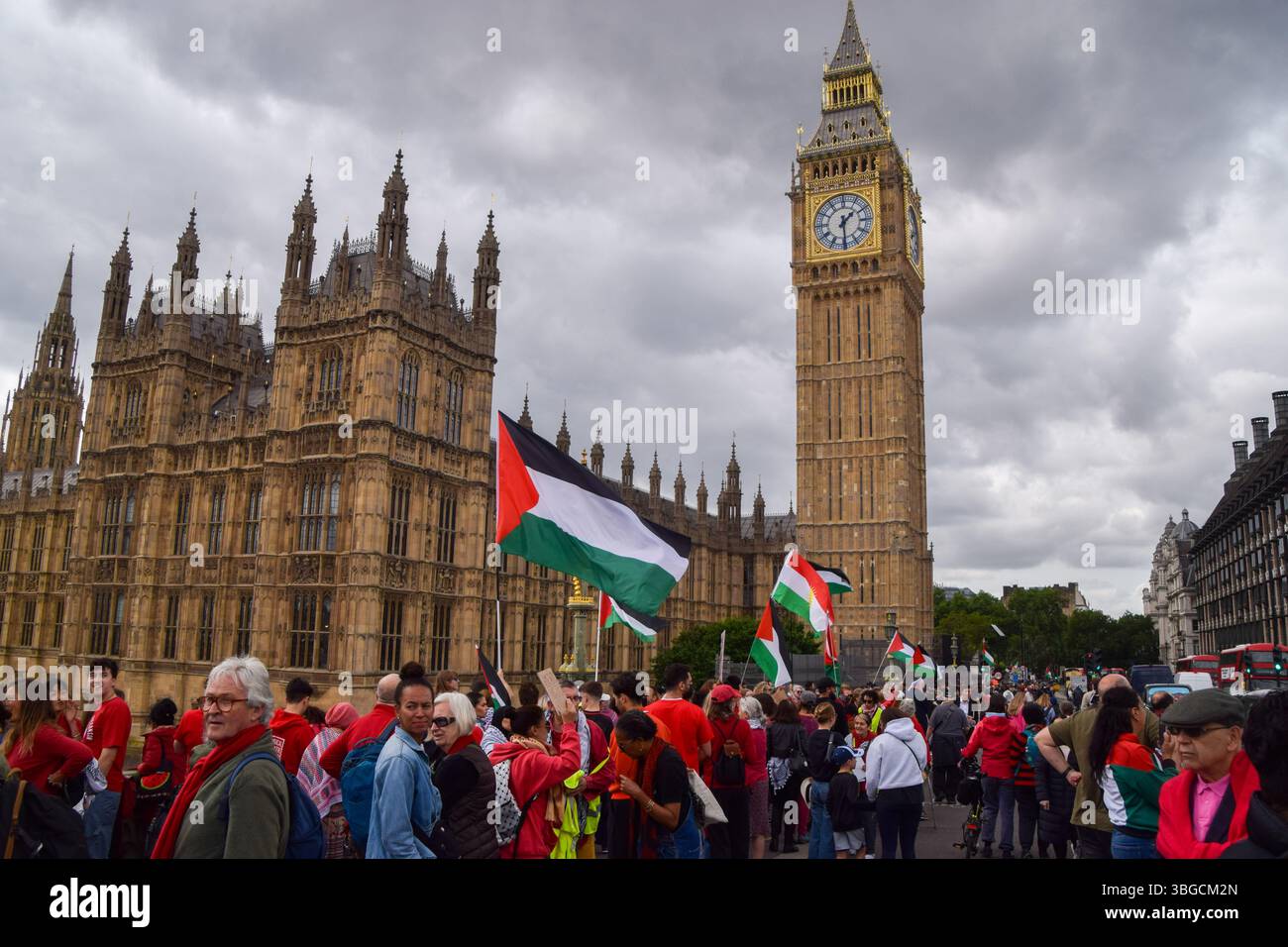 Londra, Regno Unito. 4 giugno 2025. I manifestanti pro-palestinesi si riuniscono fuori dalle camere del Parlamento chiedendo un embargo sulle armi contro Israele, che Israele interrompa i suoi attacchi a Gaza e che gli aiuti vengono erogati alla popolazione affamata. Centinaia di manifestanti tenevano un lungo tessuto rosso intorno al parlamento, simboleggiando le "linee rosse” attraversate da Israele. Crediti: Vuk Valcic/Alamy Live News Foto Stock