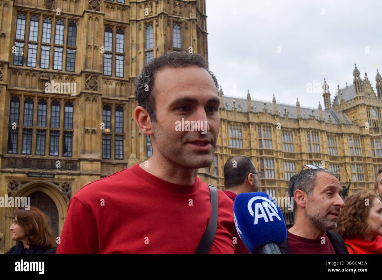 Londra, Regno Unito. 4 giugno 2025. L'attore e attivista Khalid Abdalla parla ai media mentre i manifestanti pro-palestinesi si riuniscono fuori dalle camere del Parlamento chiedendo un embargo sulle armi contro Israele, che Israele interrompe i suoi attacchi a Gaza e che gli aiuti vengono erogati alla popolazione affamata. Centinaia di manifestanti tenevano un lungo tessuto rosso intorno al parlamento, simboleggiando le "linee rosse” attraversate da Israele. Crediti: Vuk Valcic/Alamy Live News Foto Stock