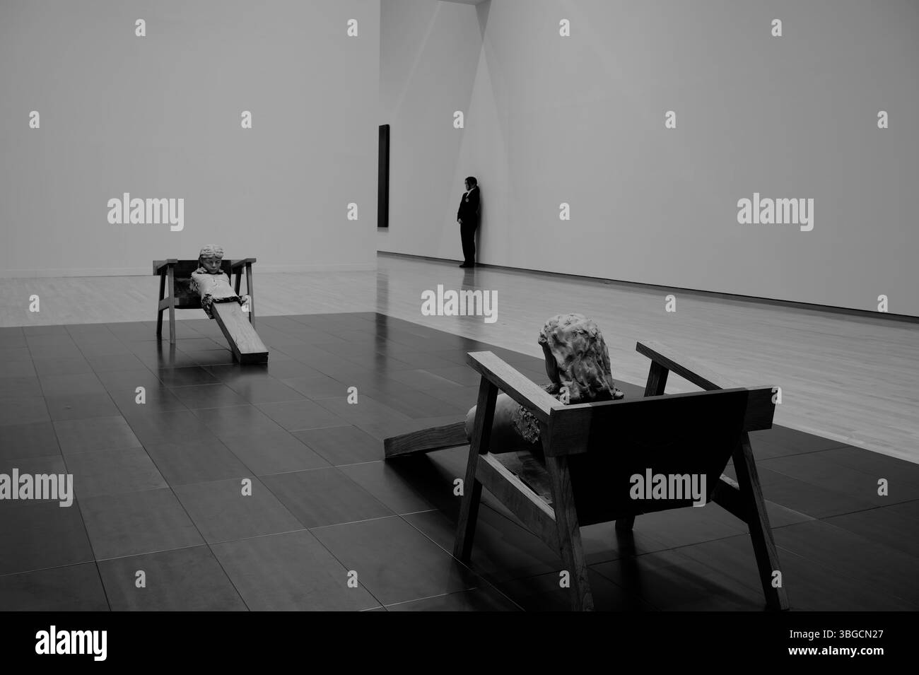Immagine monocromatica della figura su sedia di Mark Manders, catturata al Museum of Contemporary Art di Tokyo Foto Stock