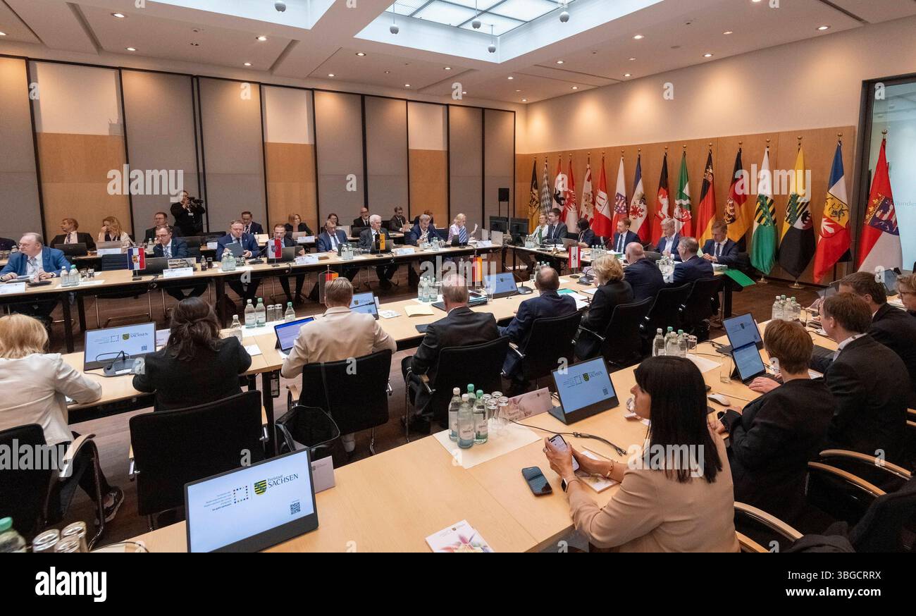Ministerpräsidentenkonferenz - EUR, Deutschland, Berlino, 05.06.2025: Die Regierungschefinnen und Regierungschefs der Länder treffen sich zur Ministerpräsidentenkonferenz. Im Mittelpunkt steht der Austausch und die Zusammenarbeit mit der neuen Bundesregierung. Themen sind die neuen Finanzierungsinstrumente für Bund und Länder, der notwendige wirtschaftliche Aufschwung sowie eine nationale Importstrategie für Wasserstoff, den Erhalt des Chemie-Standortes Deutschland und die Weiterentwicklung des Europäischen Chip Gesetzes. *** Conferenza dei presidenti dei ministri EUR, Germania, Berlino, 05 06 2025 la h Foto Stock