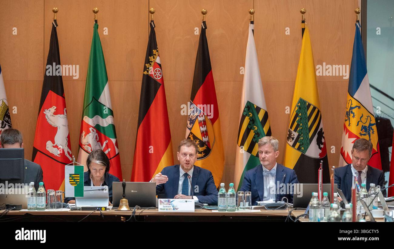 Ministerpräsidentenkonferenz - EUR, Deutschland, Berlino, 05.06.2025: Die Regierungschefinnen und Regierungschefs der Länder treffen sich zur Ministerpräsidentenkonferenz. Im Mittelpunkt steht der Austausch und die Zusammenarbeit mit der neuen Bundesregierung. Themen sind die neuen Finanzierungsinstrumente für Bund und Länder, der notwendige wirtschaftliche Aufschwung sowie eine nationale Importstrategie für Wasserstoff, den Erhalt des Chemie-Standortes Deutschland und die Weiterentwicklung des Europäischen Chip Gesetzes. *** Conferenza dei presidenti dei ministri EUR, Germania, Berlino, 05 06 2025 la h Foto Stock