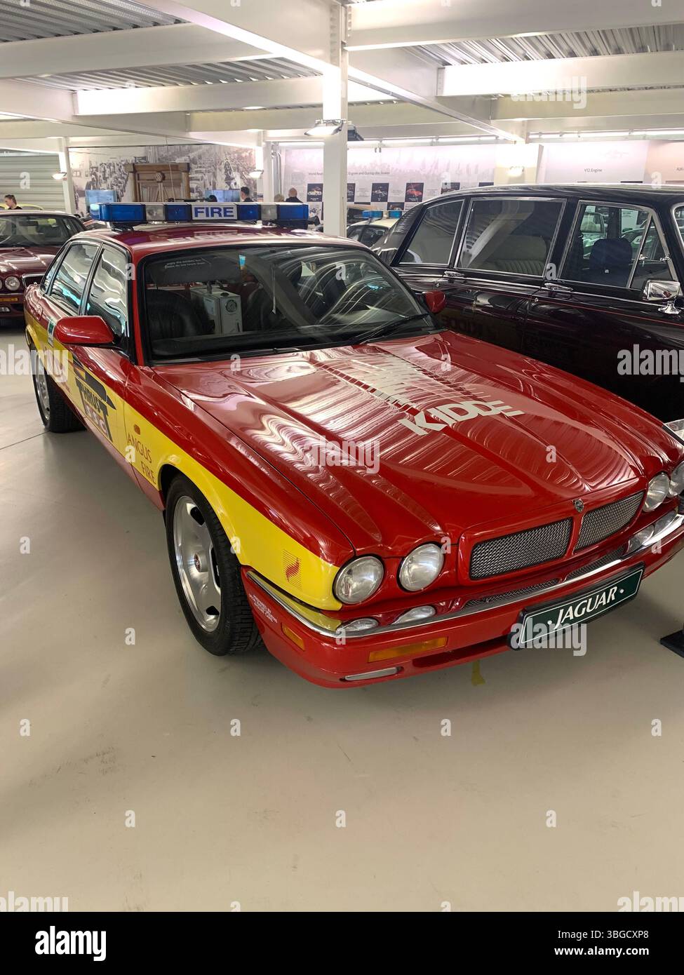 Le vecchie auto trasportano la famosa storia dell'epoca delle auto britanniche il museo storico dei motori parcheggiati i punti tv Sky, le luci il parafango, l'auto reale, il veicolo delle regine luccicante - Immagine stock catturata con smartphone