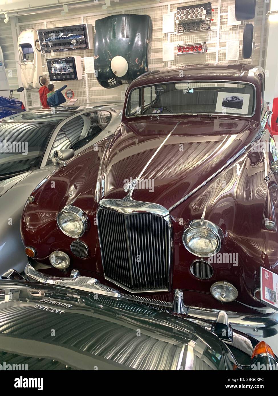 Le vecchie auto trasportano la famosa storia dell'epoca delle auto britanniche il museo storico dei motori parcheggiati i punti tv Sky, le luci il parafango, l'auto reale, il veicolo delle regine luccicante - Immagine stock catturata con smartphone