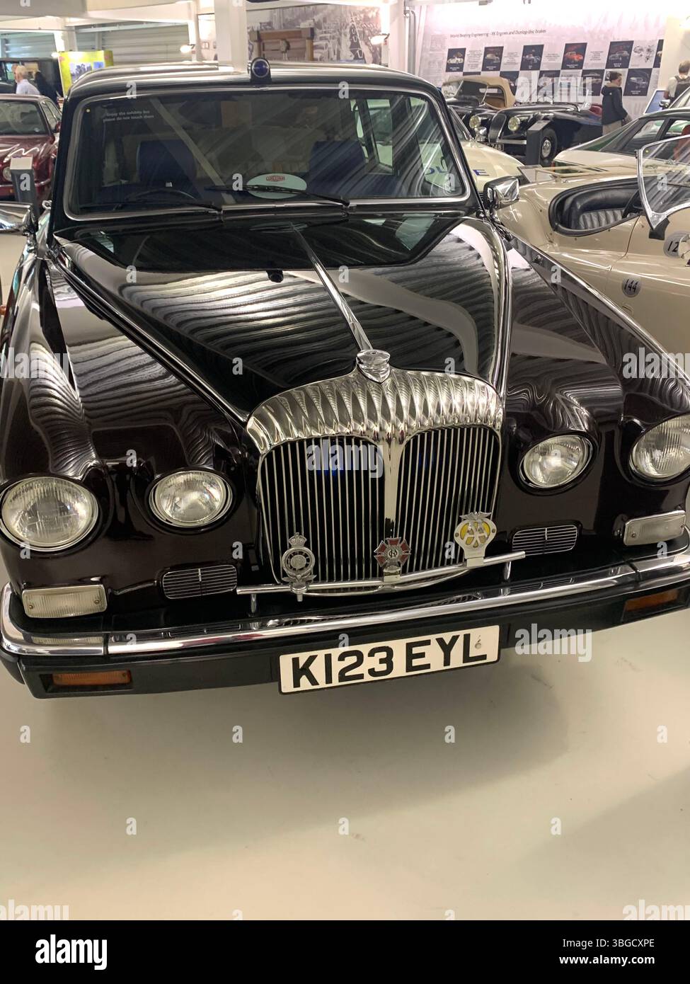 Le vecchie auto trasportano la famosa storia dell'epoca delle auto britanniche il museo storico dei motori parcheggiati i punti tv Sky, le luci il parafango, l'auto reale, il veicolo delle regine luccicante - Immagine stock catturata con smartphone