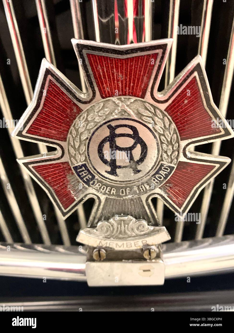 Le vecchie auto trasportano la famosa storia dell'epoca delle auto britanniche il museo storico dei motori parcheggiati i punti tv Sky, le luci il parafango, l'auto reale, il veicolo delle regine luccicante - Immagine stock catturata con smartphone