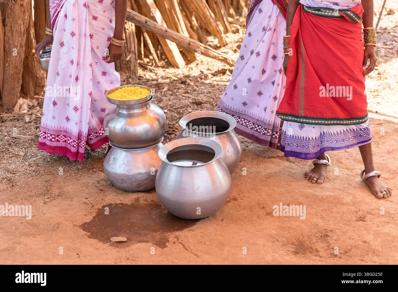 Contenitori pieni d'acqua per pulire i foot degli ospiti in un matrimonio tribale a orissa in india Foto Stock