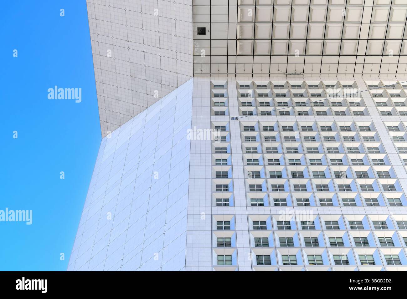 Sotto l'Arche de la Défense o la grande Arche. Il cubo si allinea con il Louvre all'Arco di Trionfo. Un grande Projets di Francesco Mitterrand. Foto Stock