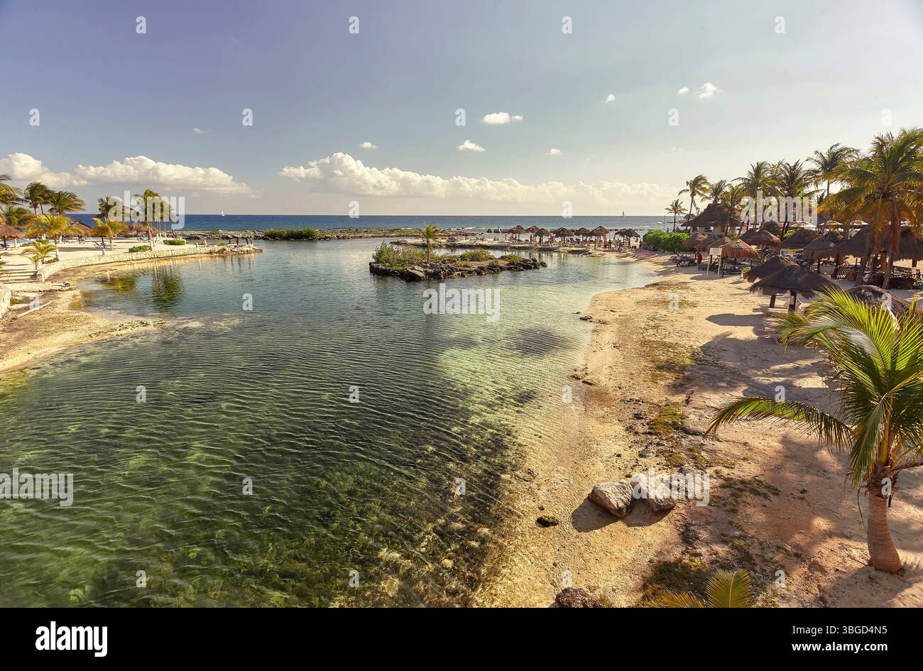 Le acque cristalline e turchesi si infrangono dolcemente sulla spiaggia sabbiosa di una splendida spiaggia a puerto aventuras, una lussuosa località turistica sulla riviera May Foto Stock