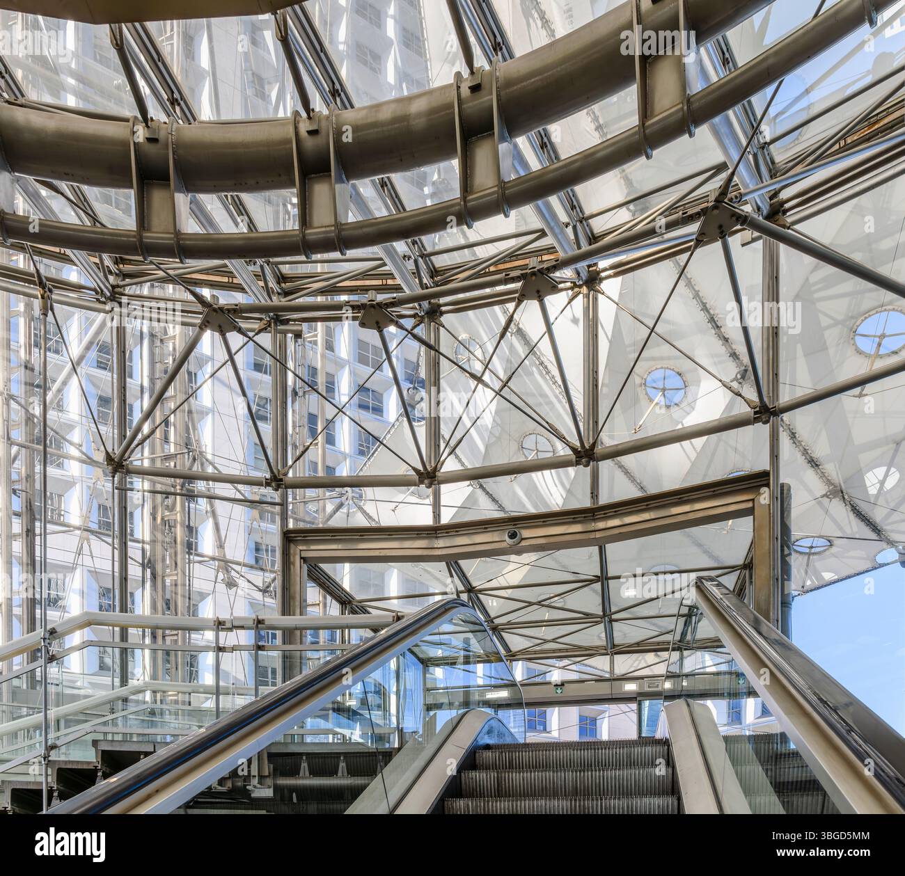 Sotto l'Arche de la Défense o la grande Arche. Le scale mobili portano i visitatori fino all'edificio. Anche se attualmente chiuso ai visitatori Foto Stock