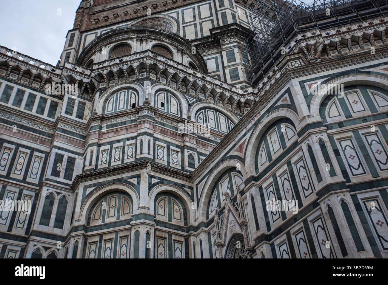 Firenze, Italia 1 gennaio 2025: Facciata in marmo policromo della basilica di santa maria del fiore a firenze, italia, un capolavoro del gotico italiano Foto Stock