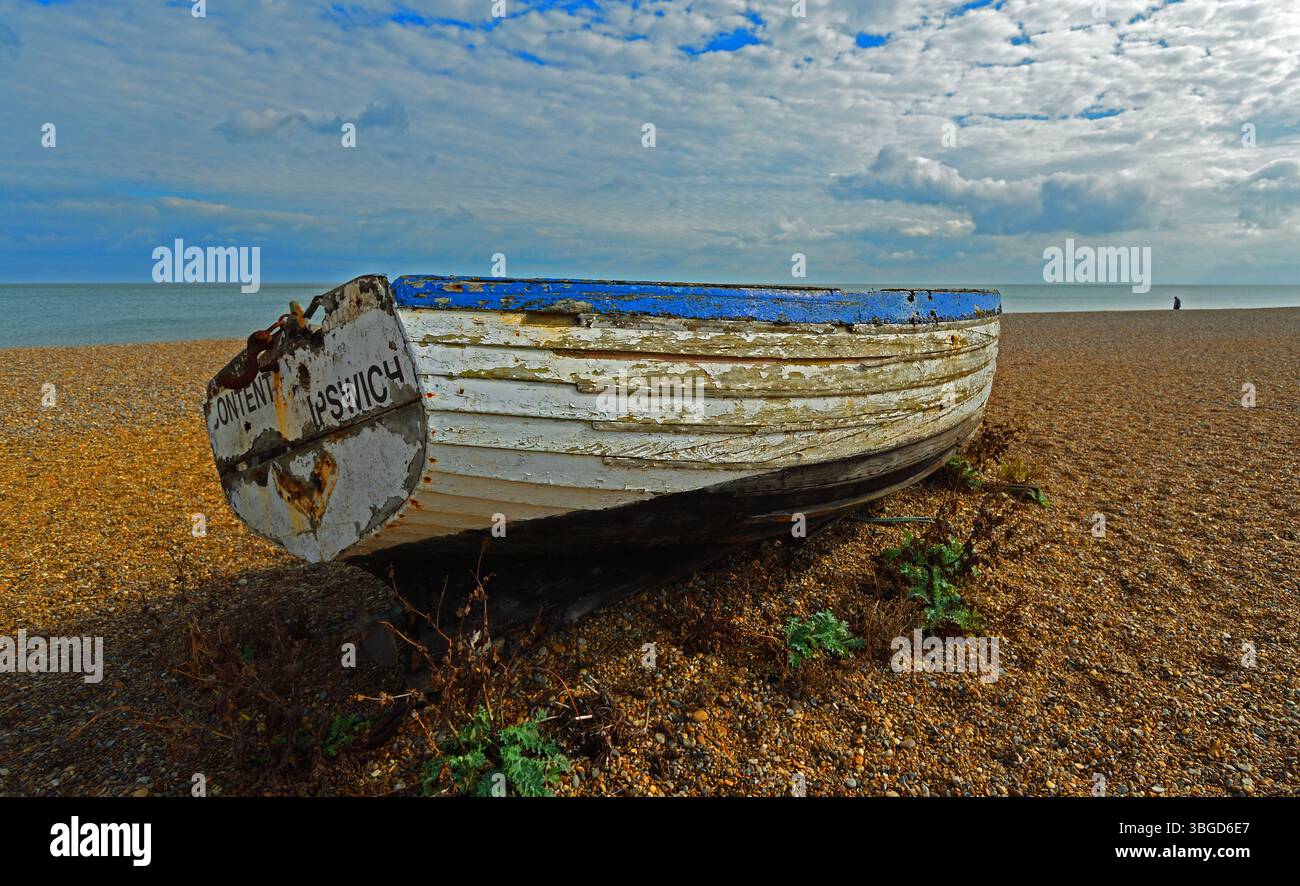 Vecchio peschereccio su Aldeburgh Beach. Foto Stock