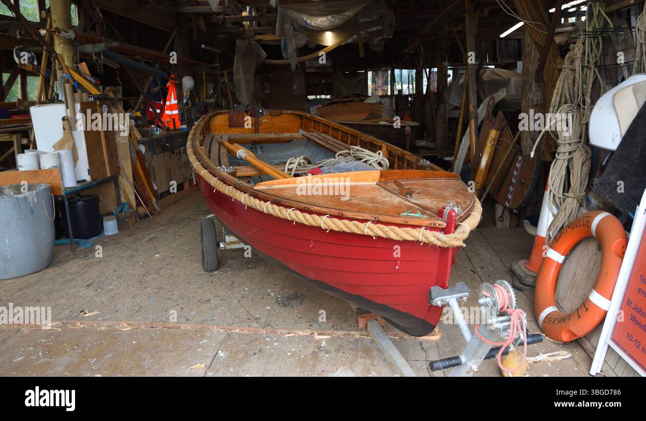 Piccola imbarcazione in officina. Foto Stock