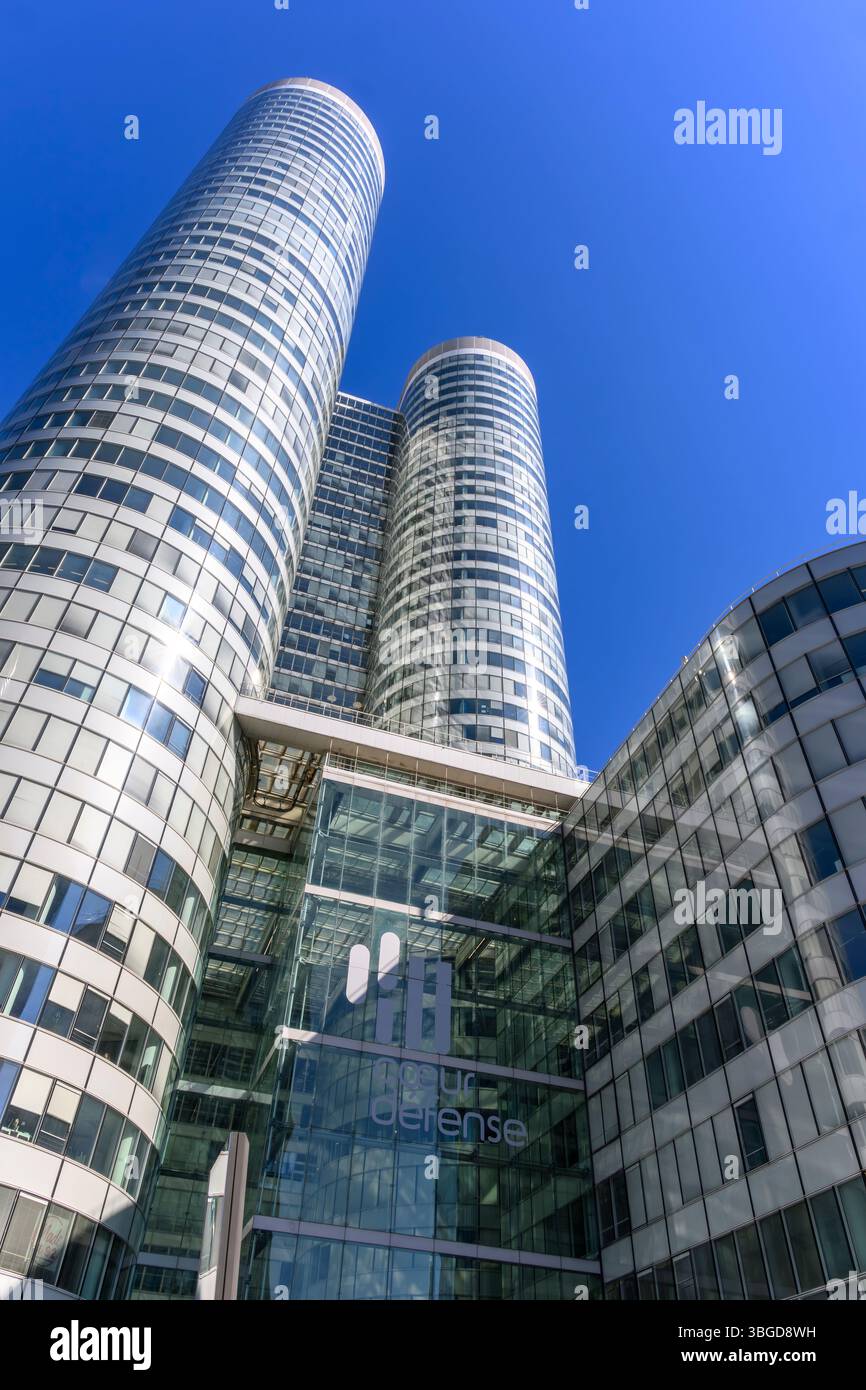 Grattacieli Cœur Défense a la Défense. Costruito nel 2001. Due edifici principali interconnessi più altri edifici più piccoli - ogni edificio ha estremità curve. Foto Stock