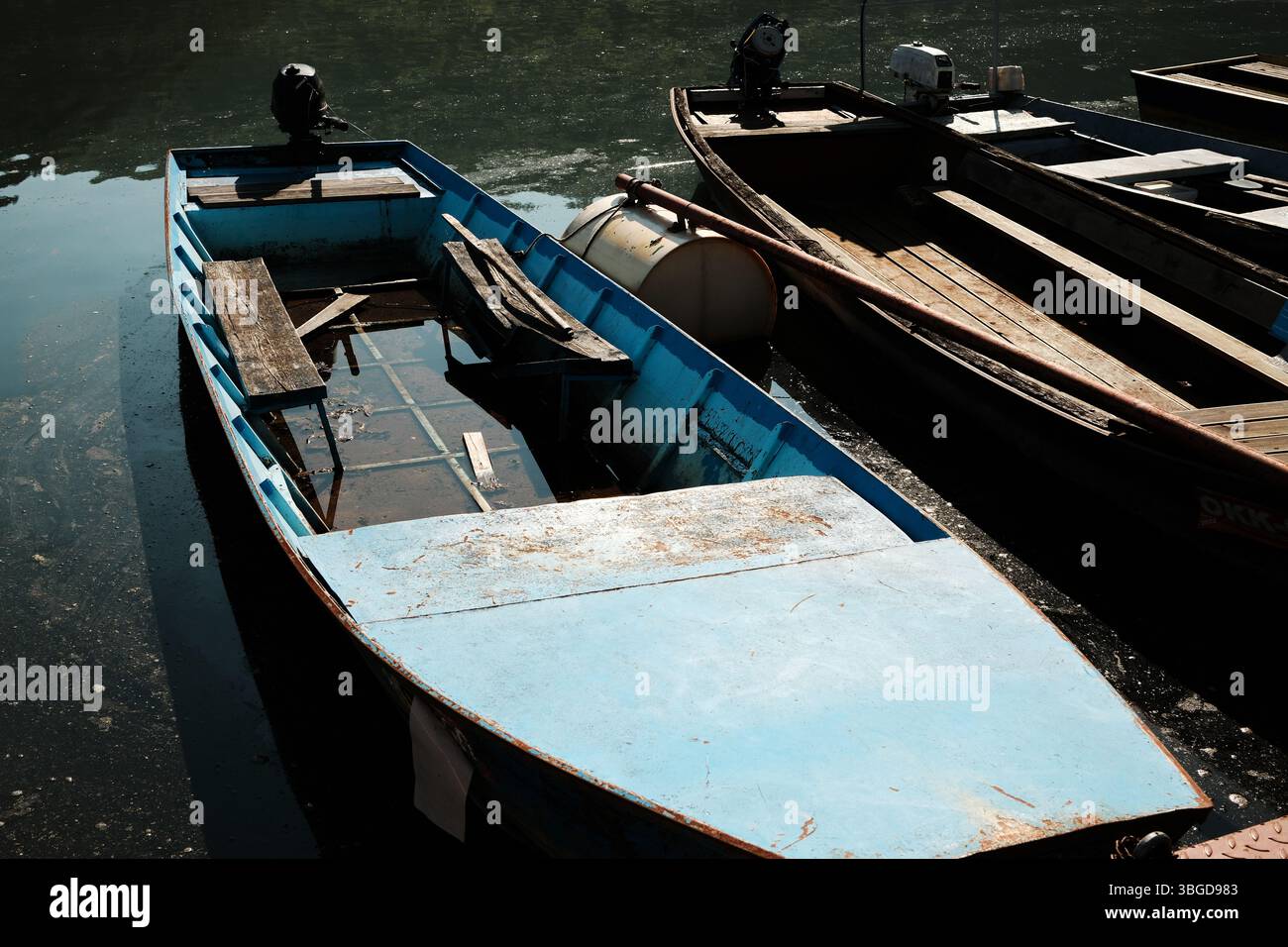 Vecchia barca di metallo blu parzialmente riempita d'acqua, ancorata sul tranquillo fiume Morava nella Gola di Ovcar-Kablar in Serbia. Lago Zapadna Morava Foto Stock