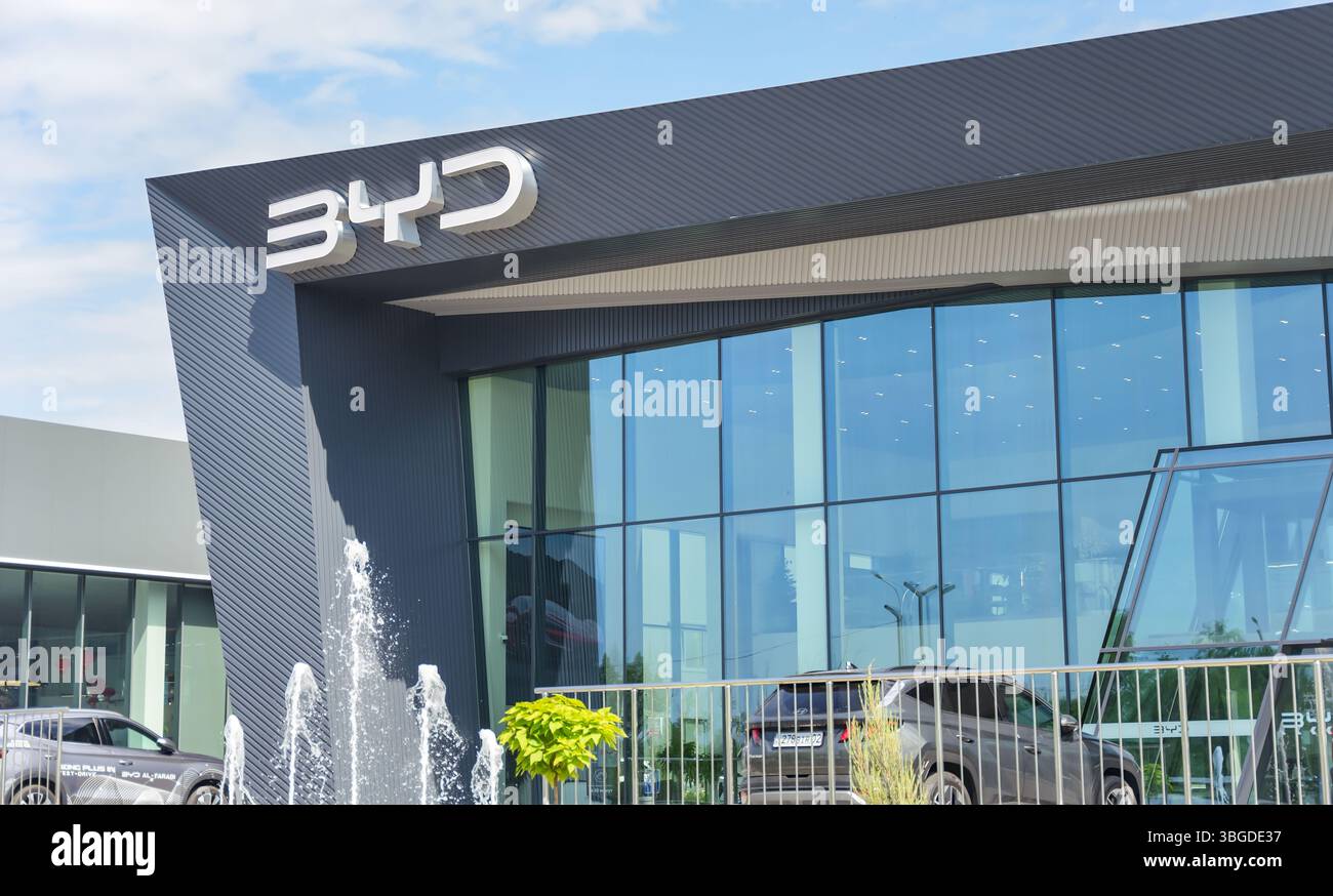Almaty, Kazakistan - 29 maggio 2025: Centro concessionari BYD. Vendita di auto dalla Cina Foto Stock