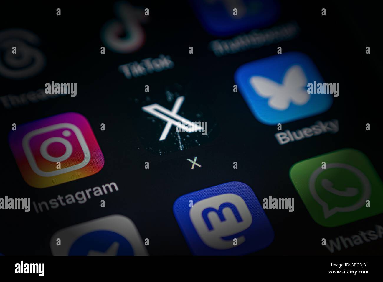 Antalya, Turchia - 5 giugno 2025: X icona dell'app Twitter tra le varie icone delle applicazioni sullo schermo dello smartphone Foto Stock