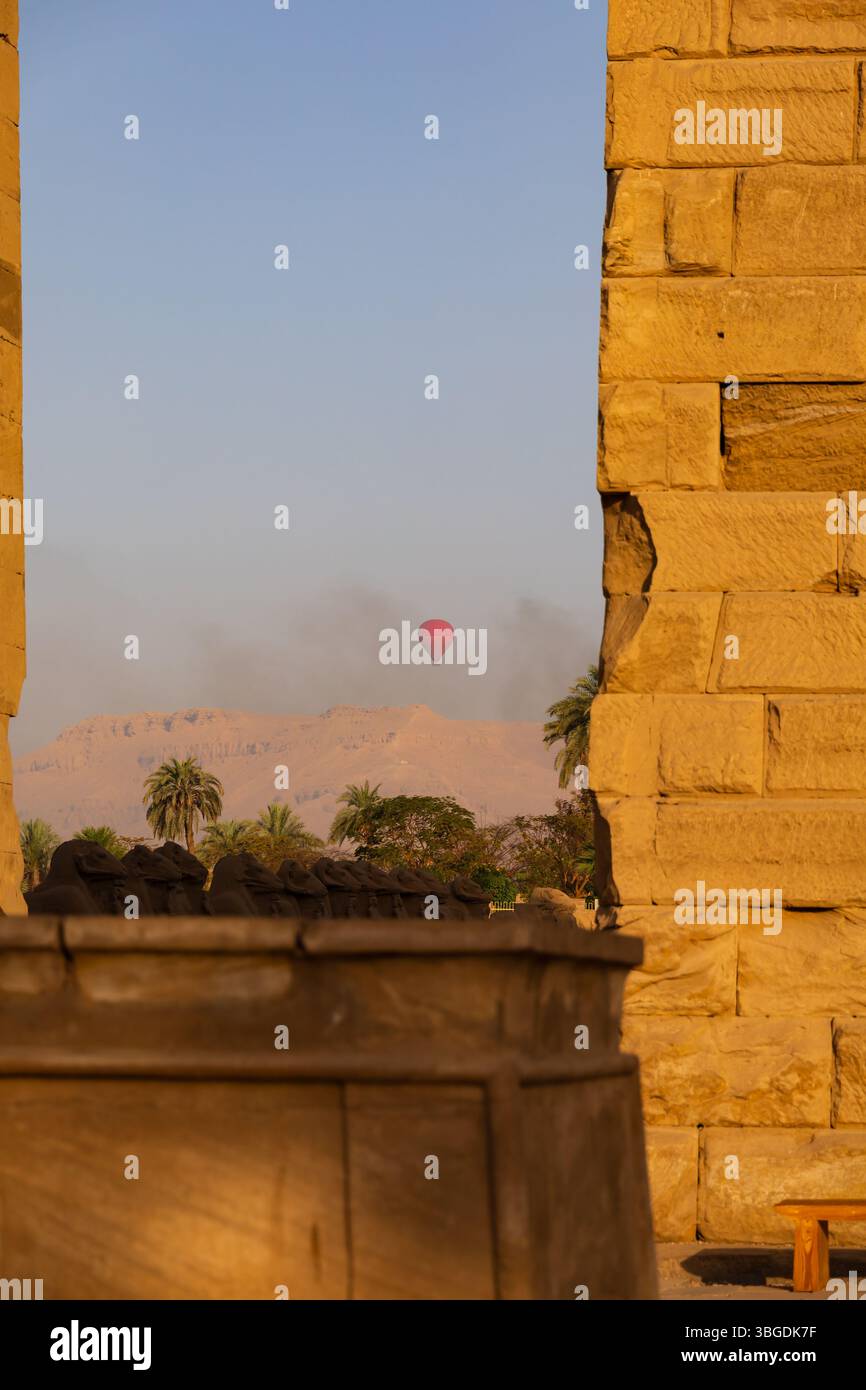 Giro in mongolfiera di prima mattina, visto attraverso le prime pareti in pilone. Primo pilone, antico complesso del tempio di Karnak, Tebe, Luxor, Egitto Foto Stock