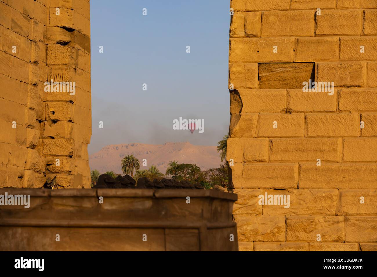 Giro in mongolfiera di prima mattina, visto attraverso le prime pareti in pilone. Primo pilone, antico complesso del tempio di Karnak, Tebe, Luxor, Egitto Foto Stock