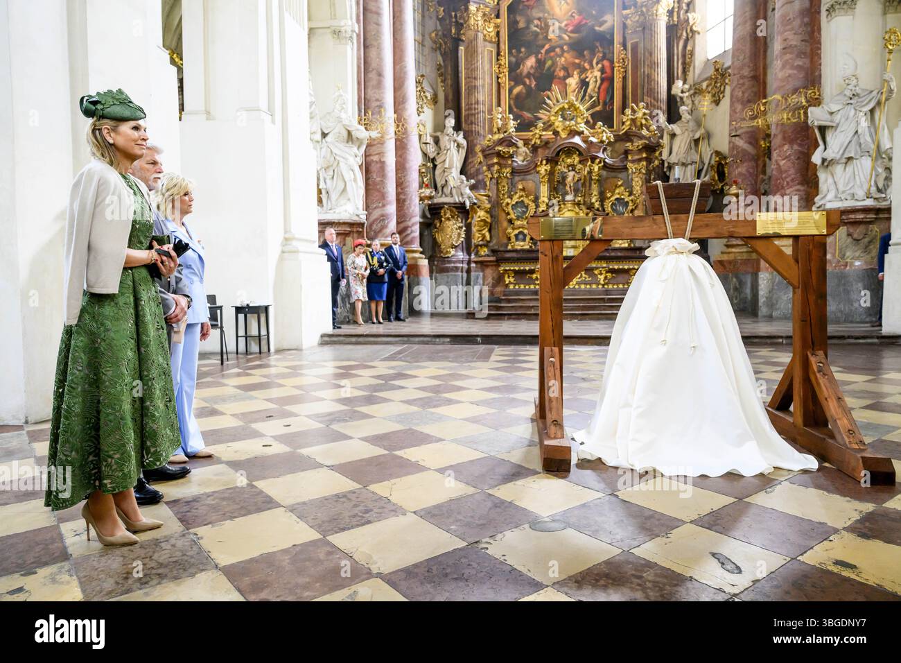 Praga, Repubblica Ceca. 5 giugno 2025. 09:22:02 PRAGA, 05-06-2025, Chiesa di San Salvatore il re Willem Alexander e la regina Máxima fanno una visita di stato nella Repubblica Ceca su invito del presidente. FOTO: NLBeeld/Patrick van EmstIn foto: L'azienda visita la chiesa di San Salvatore, dove viene inaugurata e benedetta una nuova campana della chiesa. Crediti: NL Beeld / Patrick van Emst crediti: NL Beeld/Alamy Live News Foto Stock