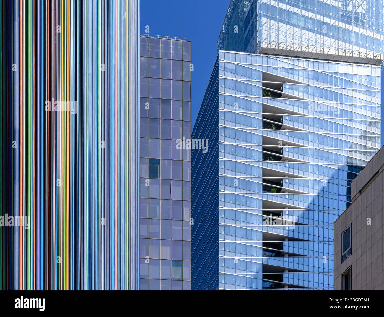 La Défense, quartiere degli affari di Parigi. Ora quasi tutti rigenerati con uffici moderni ed edifici di ogni forma e dimensione. Foto Stock