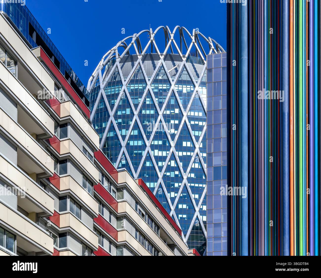 La Défense, quartiere degli affari di Parigi. Ora quasi tutti rigenerati con uffici moderni ed edifici di ogni forma e dimensione. Foto Stock