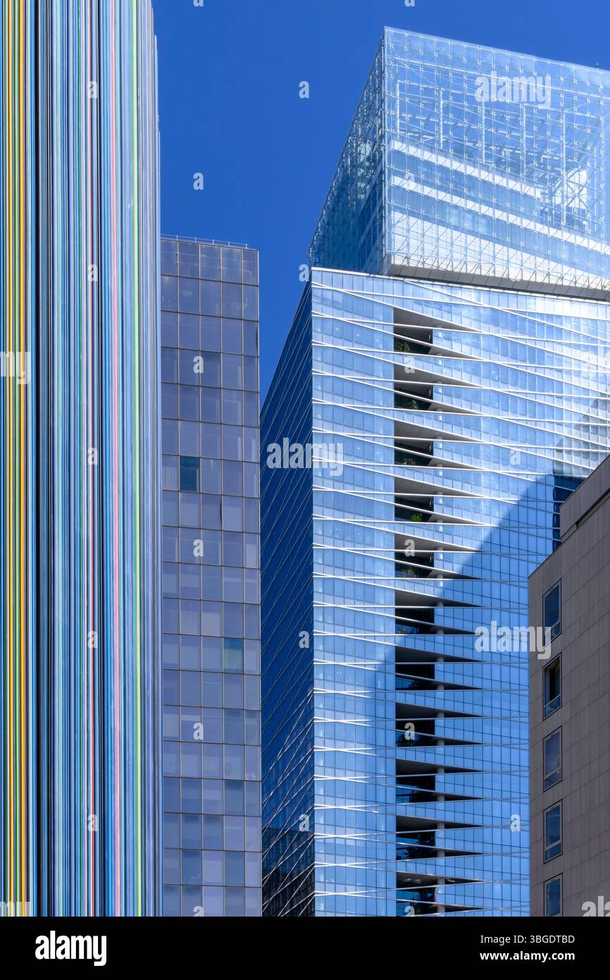 La Défense, quartiere degli affari di Parigi. Ora quasi tutti rigenerati con uffici moderni ed edifici di ogni forma e dimensione. Foto Stock
