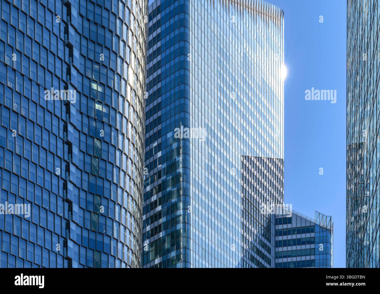 La Défense, quartiere degli affari di Parigi. Ora quasi tutti rigenerati con uffici moderni ed edifici di ogni forma e dimensione. Foto Stock