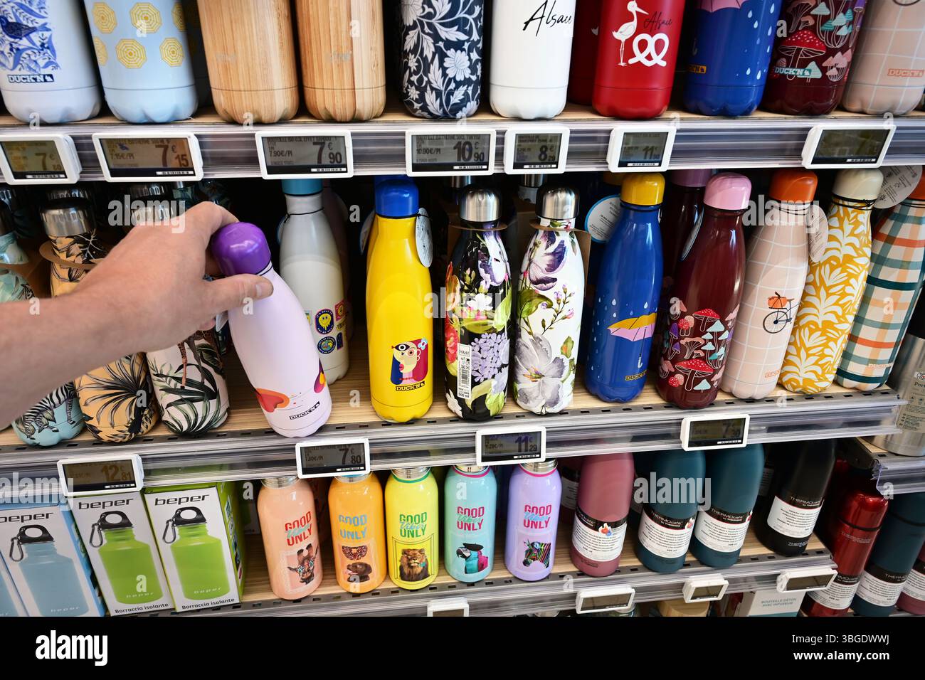 Flaconi isolati riutilizzabili in un negozio di alimentari Foto Stock
