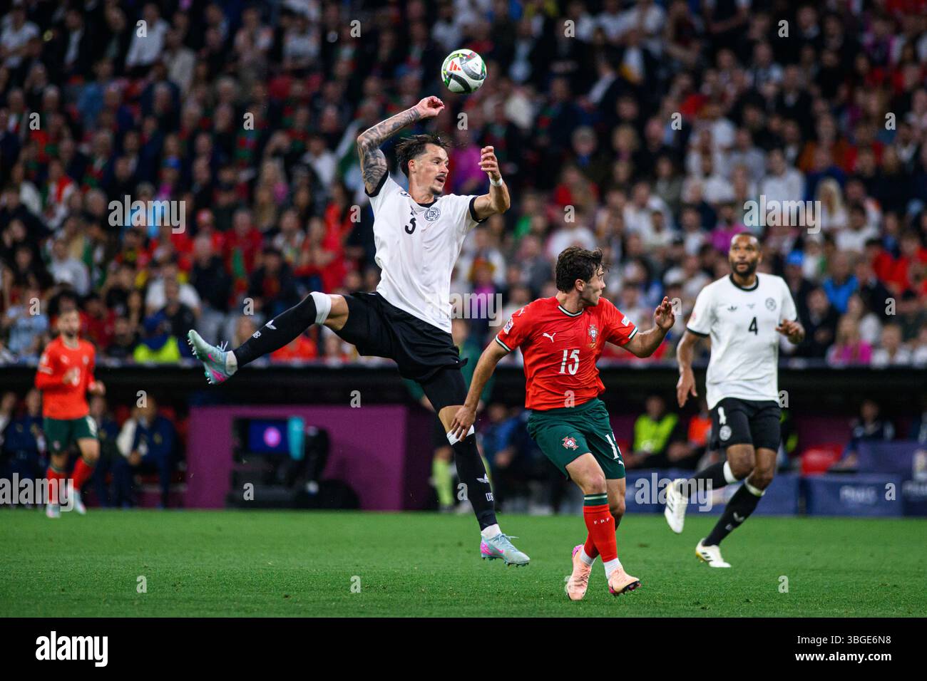 MONACO DI BAVIERA, GERMANIA - 4 GIUGNO 2025: Robin Koch, Joao Neves - semifinale UEFA Nations League 2025 Germania vs Portogallo all'Allianz Arena. Foto Stock