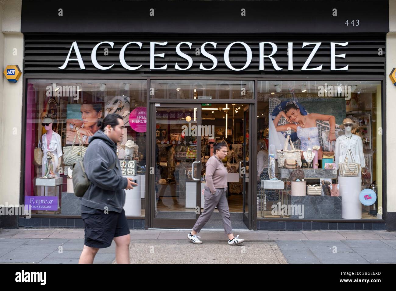 Le persone fuori dal negozio di accessori accessoriano su The Strand il 2 giugno 2025 a Londra, Regno Unito. Foto Stock