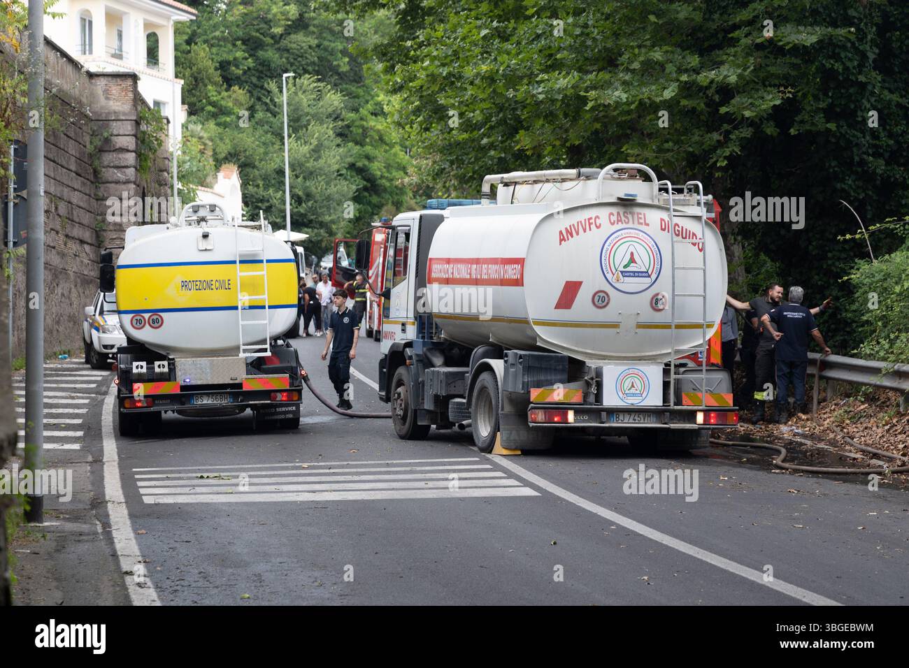 Roma, Italia. 5 giugno 2025. Camion dei vigili del fuoco in via Trionfale a Roma, durante l'incendio scoppiato sulla collina di Monte Mario credito: Agenzia fotografica indipendente/Alamy Live News Foto Stock