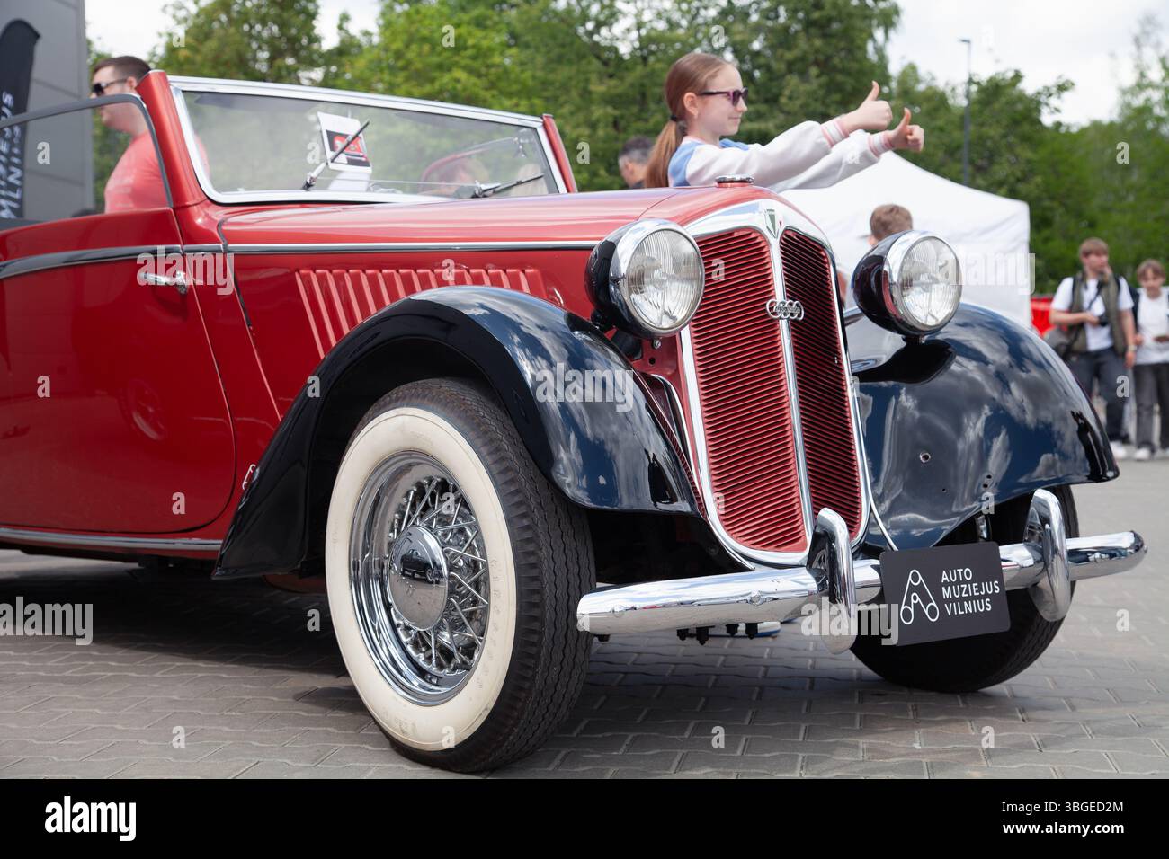 Vilnius, Lituania - 31-05-2025 - Audi Front 225 Roadster - eleganza tedesca d'epoca degli anni '1930 all'Auto Show Foto Stock