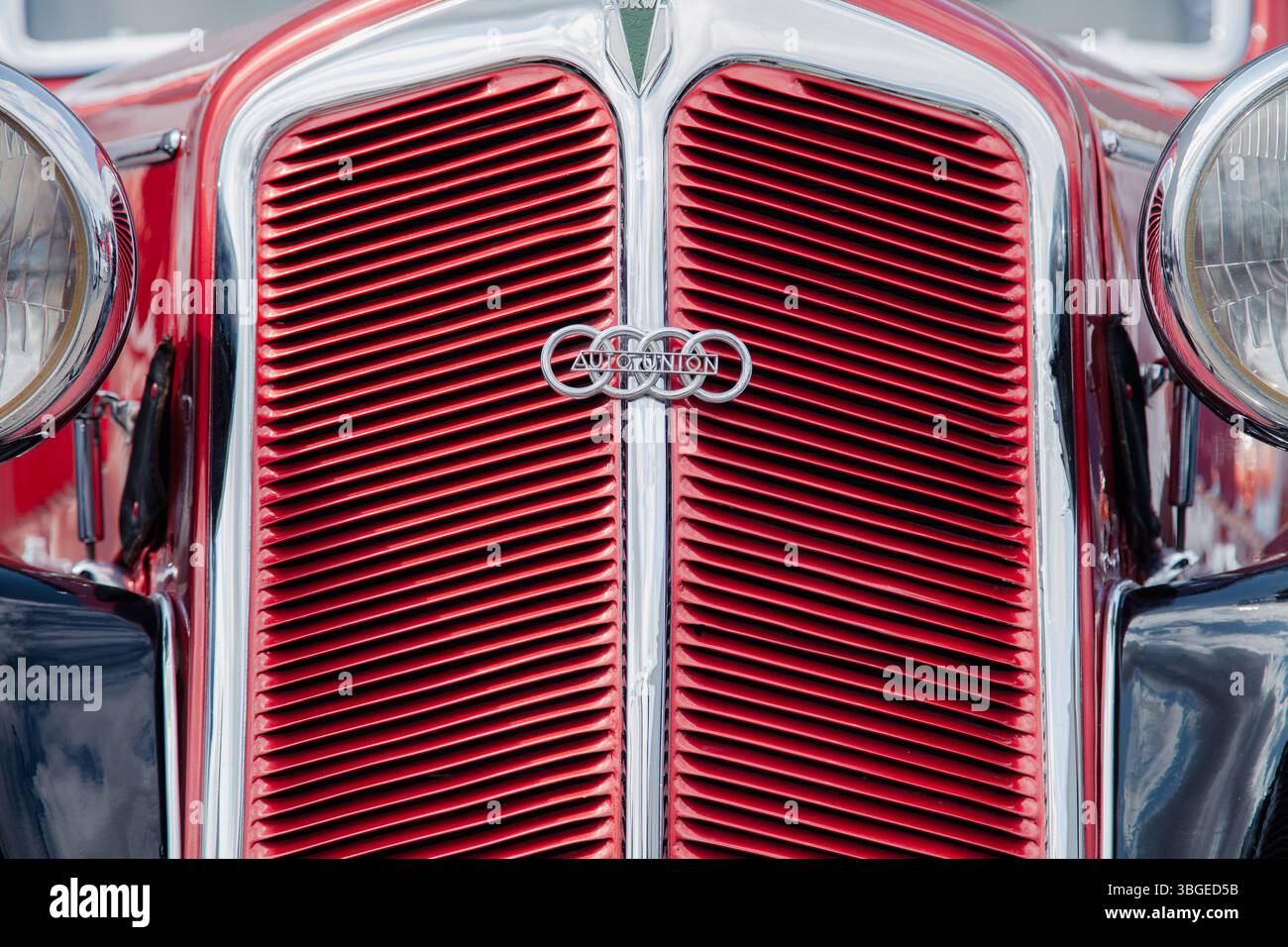 Vilnius, Lituania - 31-05-2025 - Audi Front 225 Roadster - emblema di un'eleganza tedesca vintage degli anni '1930 al Salone dell'Auto Foto Stock