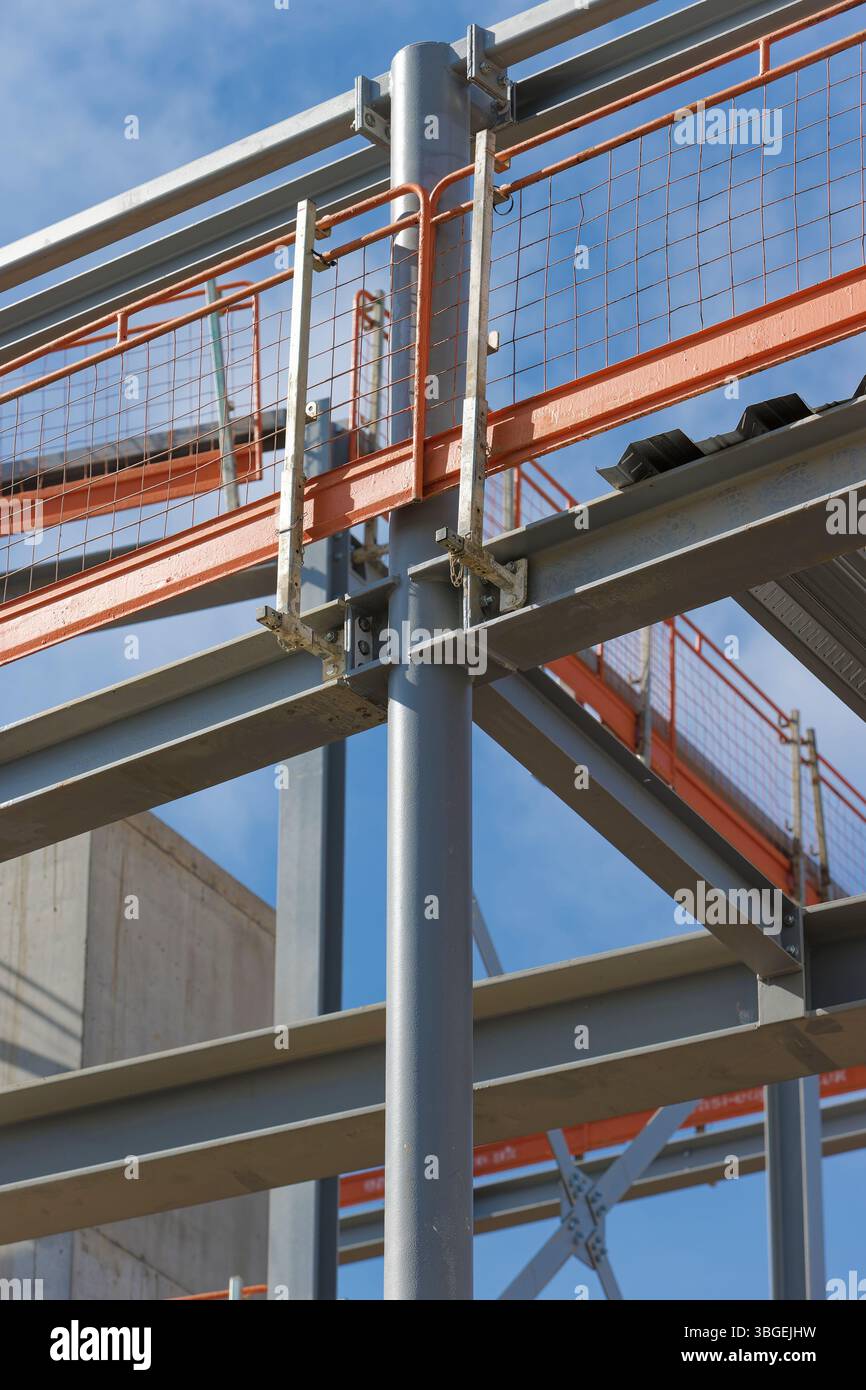 Sito di costruzione del mozzo civico Radcliffe, telaio in acciaio con barriera di sicurezza per la protezione dei bordi a Greater manchester nel regno unito Foto Stock