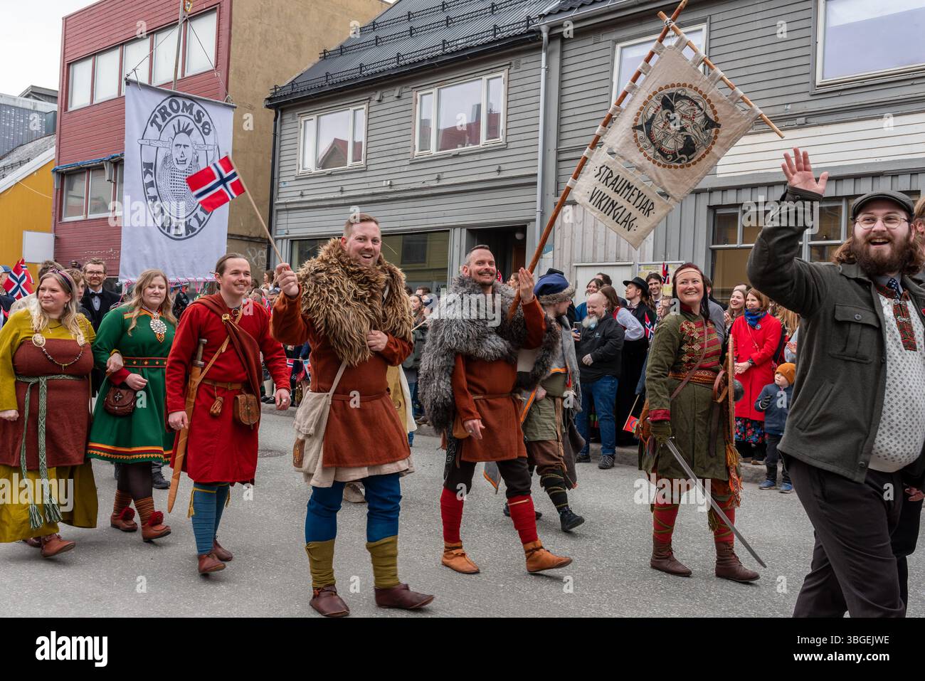 Tromso, Norvegia, 05.17.2025. Persone vestite da vichinghi nella parata per celebrare il giorno della costituzione norvegese il 17 maggio Foto Stock